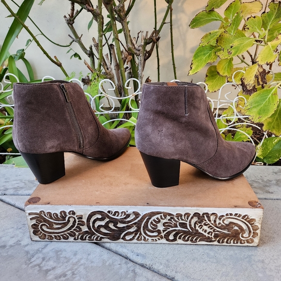 Chic Frye Soft Grey Suede Ankle Booties - Picture 9 of 11